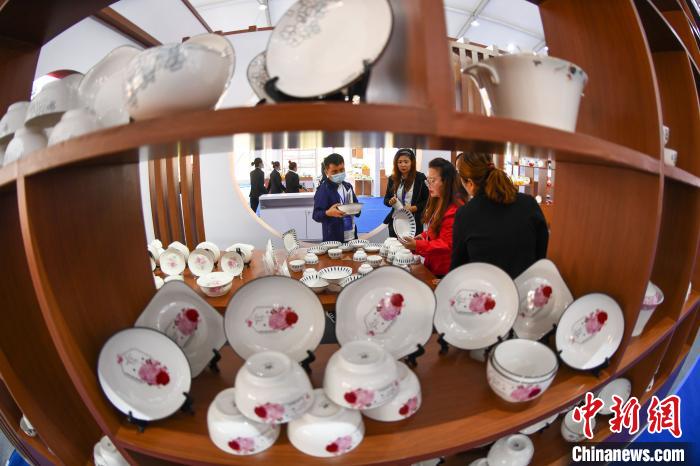 本次交易会有67家陶瓷企业参展，展出高端日用瓷、建筑瓷、卫浴瓷、艺术瓷等10余个品类、100余个系列、2000余个品种陶瓷产品。　武俊杰 摄